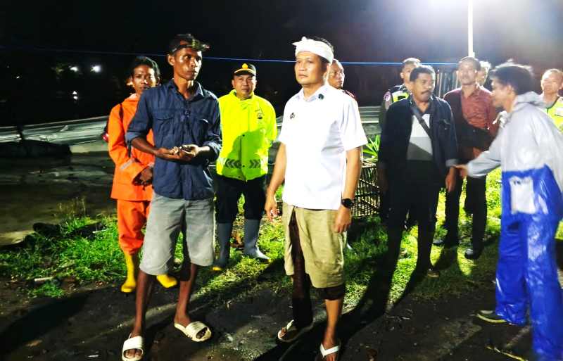 KE LOKASI KEJADIAN : Bupati Jembrana saat mendatangi lokasi yang terdampak angin puting beliung. (Foto BPBD Jembrana)