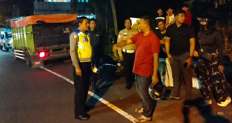 GELAR OLAH TKP:   Satlantas Polres Karangasem saat melakukan olah TKP di lokasi laka lantas di jalan raya Untung Surapati, Karangasem. (ist)