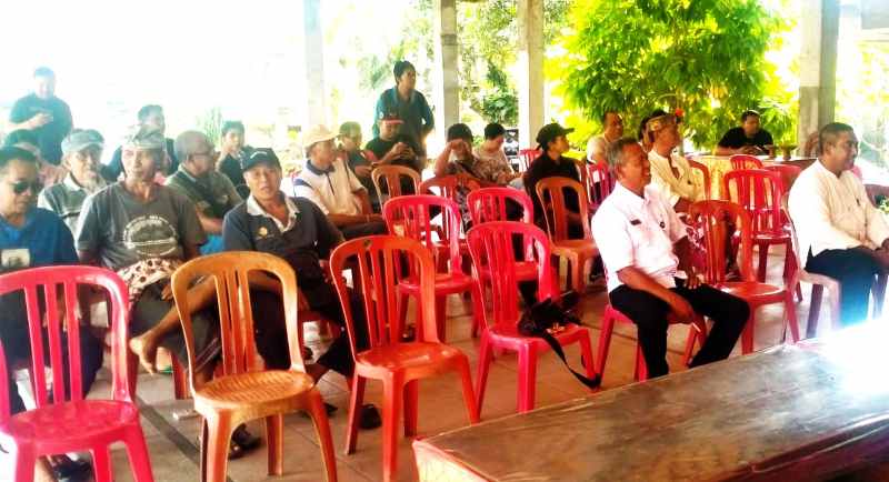 PERTANYAKAN HAKNYA : Suasana pertemuan masyarakat dan Forum Perbekel Terdampak  Tol Gilimanuk-Mengwi di Balai Pertemuan Desa Antosari, Selemadeg Barat, Tabanan,Rabu (10/12/2025). (juliadi/radar bali)