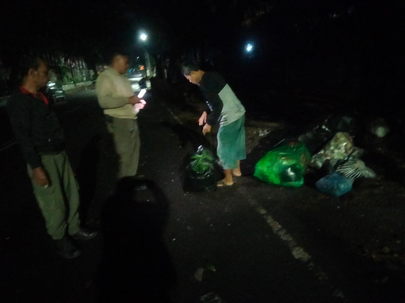 KEPERGOK: Seorang petugas Satpol PP tengah pergoki pembuang sampah sembarangan dan kemudian diciduk satu jam berikutnya
