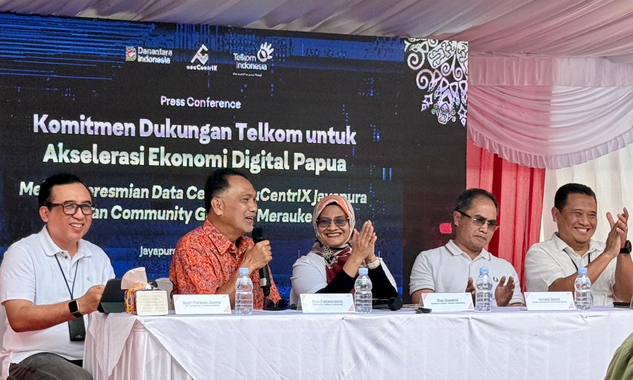 VP Corporate Communication Telkom Andri Herawan Sasoko, Komisaris Telkom Rizal Mallarangeng, Direktur Utama Telkom Dian Siswarini, Direktur Wholesale & International Business Service Honesti Basyir