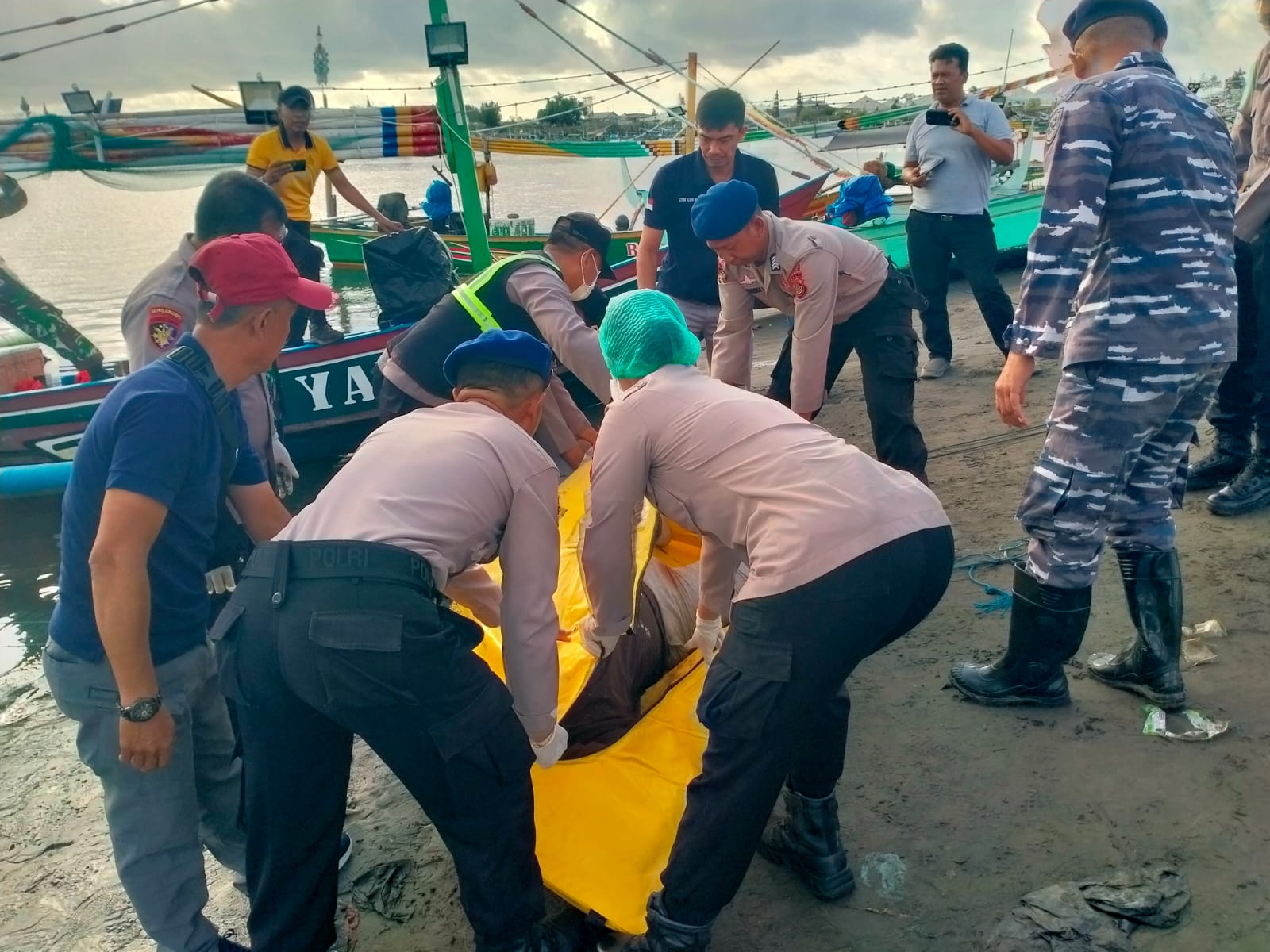 DIEVAKUASI : Petugas melakukan evakuasi mayat yang ditemukan nelayan . (Foto Satpolairud Polres Jembrana)