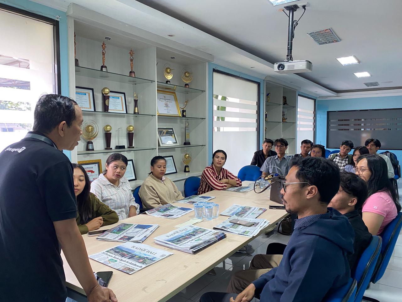 Pemimpin Redaksi radarbali.id dan Jawa Pos TV Bali, M. Ridwan saat menguraikan revolusi media di ruang rapat redaksi bersama mahasiswa PBSI FKIP Unmas Denpasar (10/12/2025).
