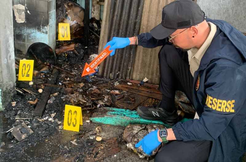GELAR OLAH TKP : Polisi melakukan olah tempat kejadian perkara (TKP) seusai kebakaran, di Kelurahan Kawan. (foto: Humas Polres Bangli)