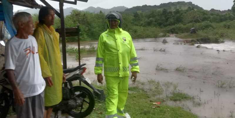 WASWAS : Warga sekitar daerah aliran Sungai (DAS) Tukad Unda,Klungkung, waswas, saat meninggi karena hujan. (foto:Polsek Klungkung)