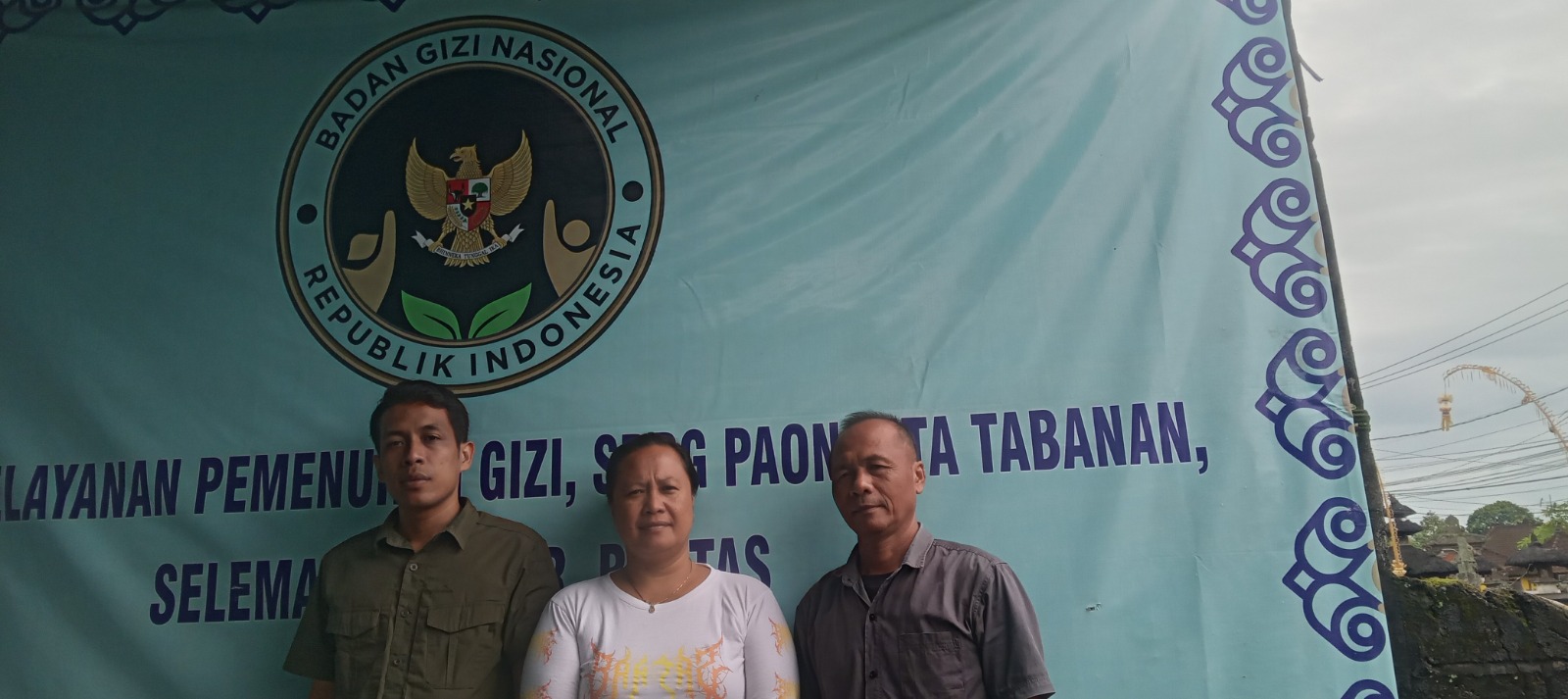 Dari kiri, Kepala Dapur SPPG Bantas, Selemadeg Timur, Tabanan I Nyoman Abi Pramantara bersama mitra MBG Ni Nyoman Sarasmini dan didampingi pekerja dapur tukang masak I Wayan Santiasa.