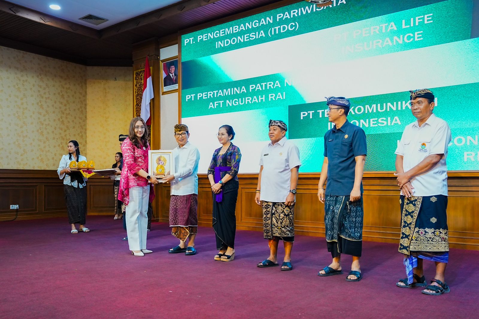 Bupati Wayan Adi Arnawa menyerahkan penghargaan kepada 94 perusahaan, Lembaga, Asosiasi, dan Yayasan saat Gathering Forum TJSP Kabupaten Badung di Ruang Kertha Gosana, Puspem Badung, Kamis (11/12/25).
