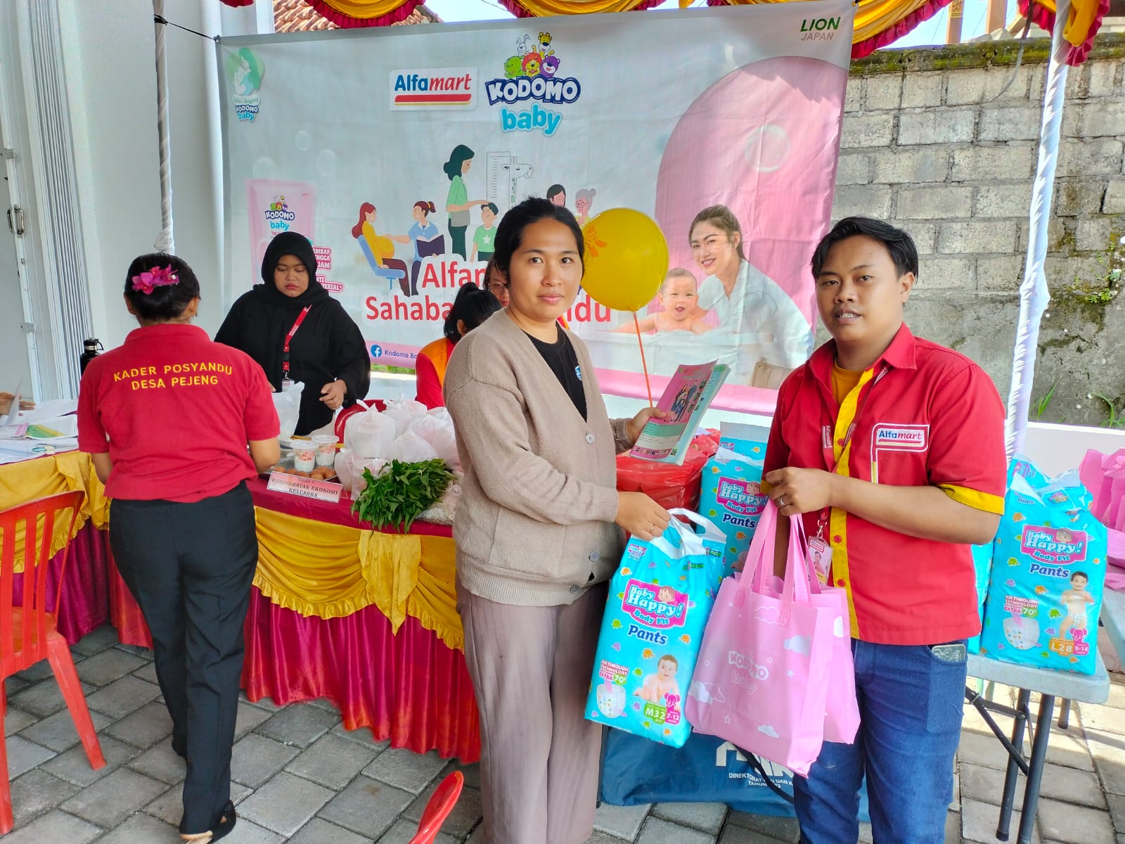 Program Alfamart Sahabat Posyandu di Alfamart Soekarno Pejeng di Soekarno Pejeng, Gianyar, pada Selasa, (09/12/25).