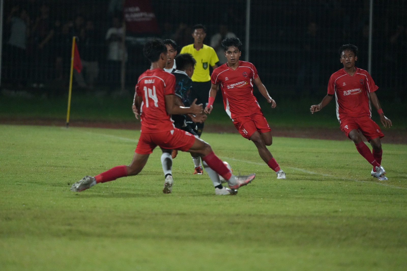 Skuad Banteng Bali saat melawan tim Sulsel di Stadion Ngurah Rai, Denpasar, Kamis (11/12).