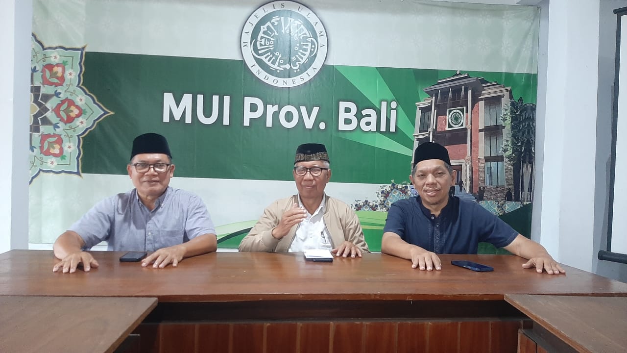 PELAYAN UMAT: Ketua MUI Provinsi Bali, KH Mahrusun Hadyono (tengah) didampingi Sekum Ismoyo Soemarlan dan Ketua panitia Musda XII, Pinto Wahyudi saat konferensi pers Jumat  12 Desember 2025.