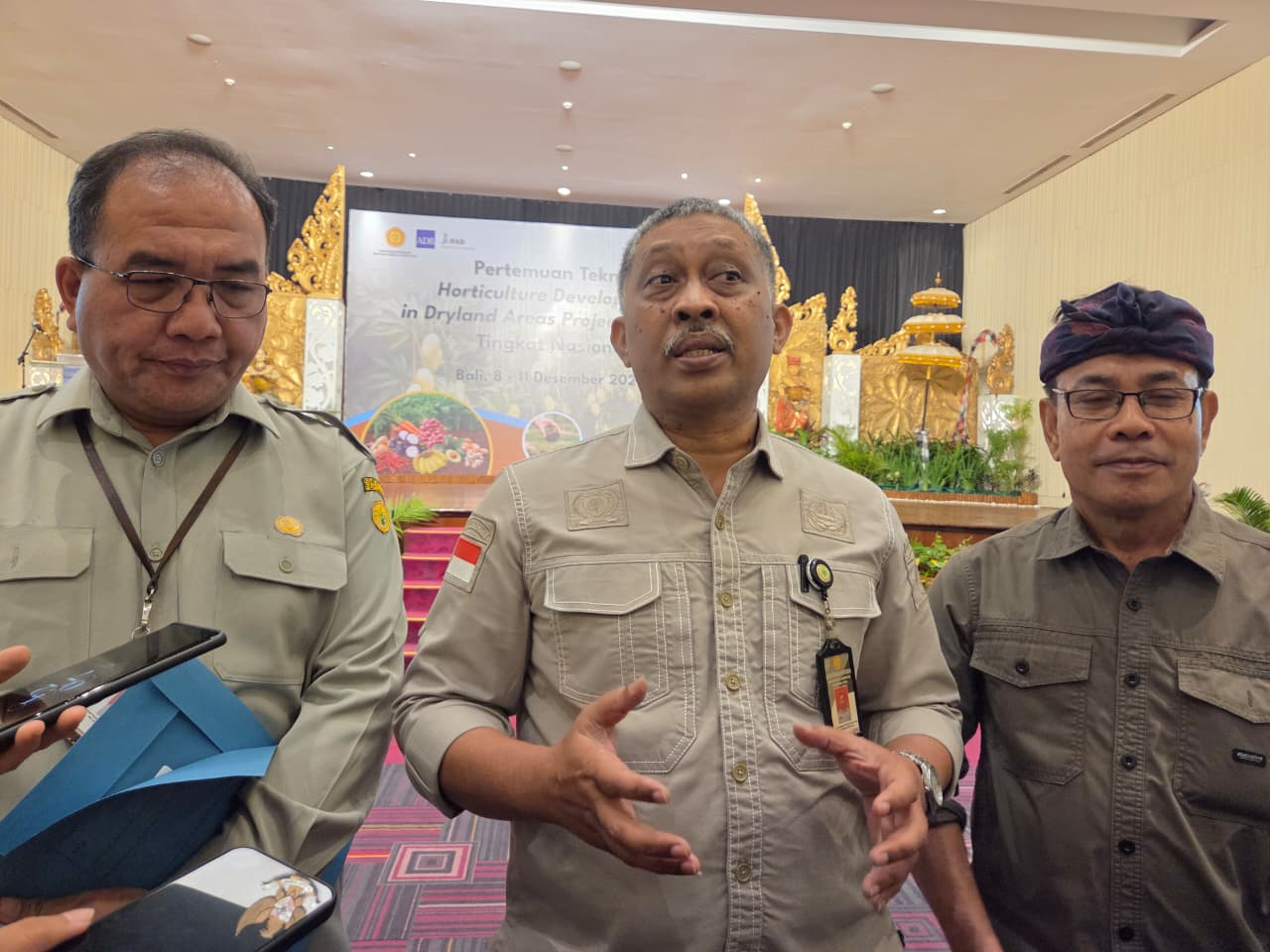 BEBER POTENSI PERTANIAN: Dr. Ir. Muhammad Taufiq Ratule selaku Dirjen Hortikultura Kementrian Pertanian RI (tengah). (Foto Marsellus Pampur)