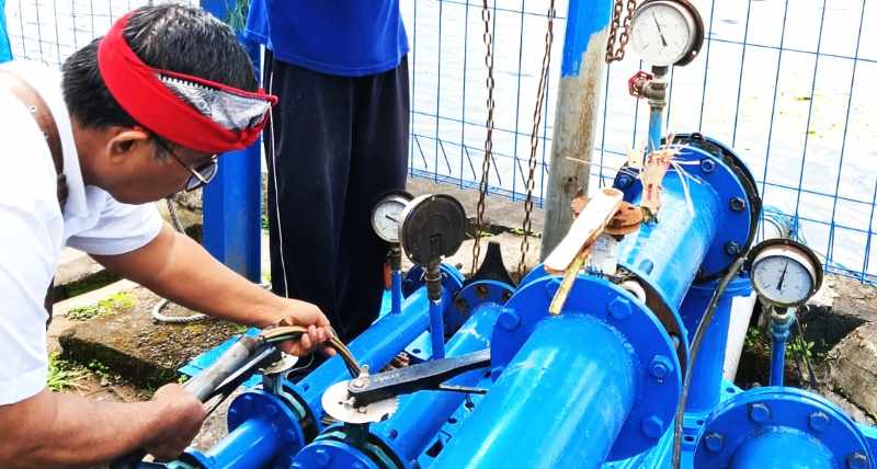 PELIHARA INSTALASI : Bagian teknisi PDAM Tengah memperbaiki mesin instalasi. (juliadi/radar bali