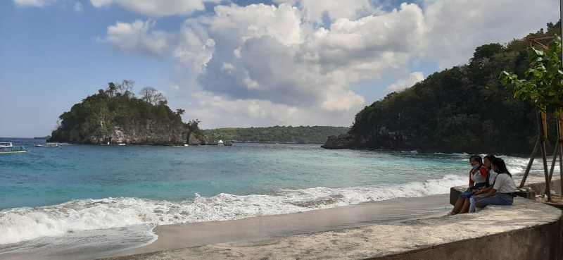 SAAT BELUM DISERBU SAMPAH : Pantai Crystal Bay, Desa Sakti, Nusa Penida sebelum diserbu sampah beberapa waktu lalu  (Dewa Ayu Pitri Arisanti)