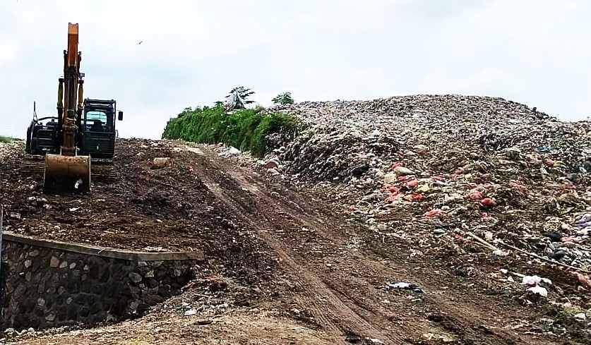 SUDAH MENGGUNUNG : Kondisi TPA Mandung, Tabanan, yang sekarang sudah menggunung. (juliadi/radar bali)