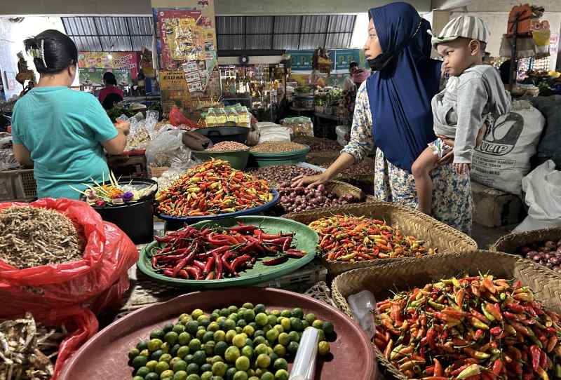 HARGA MELEJIT : Salah seorang pedagang cabai di Pasar Amlapura Timur. (zulfika Rahman)