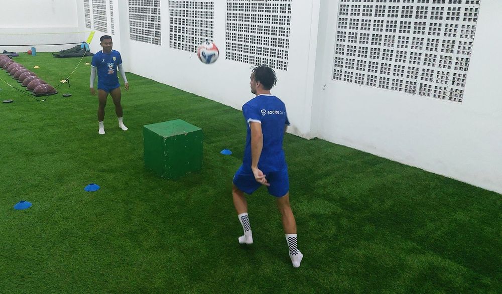 PULIHKAN KONDISI - Saddil Ramdani berlatih di dalam ruangan karena hujan menjelang bertemu Malut United.