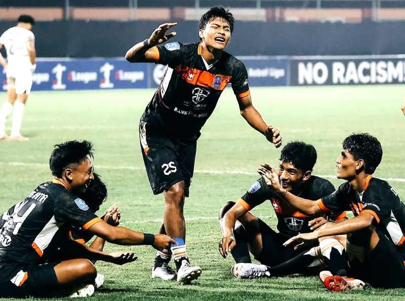 RAYAKAN GOL : Ketut Dedi Setyawan lakukan selebrasi dengan kondisi keram setelah mencetak gol. (Foto Instagram Perseden Denpasar )
