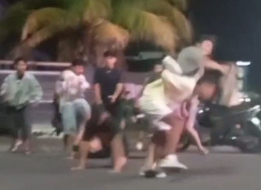 VIRAL: Bentrok antar dua kelompok pemuda di jalan Dwi Sri Kuta 12 Desember 2025 dini hari