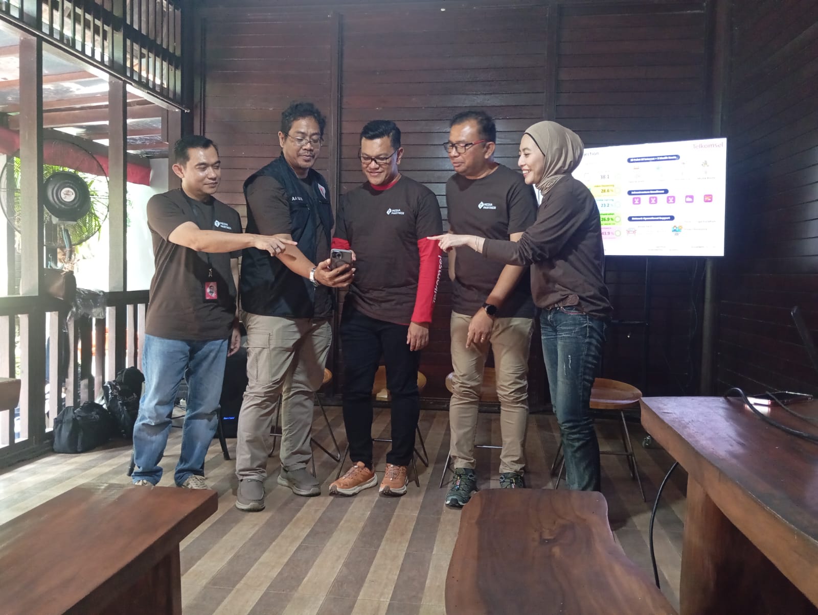GM Region Network O&P Bali Nusra I Gde Yasa Manuadi (dua dari kiri), GM CB Region Bali Nusra Mulyadi Indra (tengah), GM Household CB Region Bali Nusra, Ricky Erickson Panggabean (dua dari kanan).