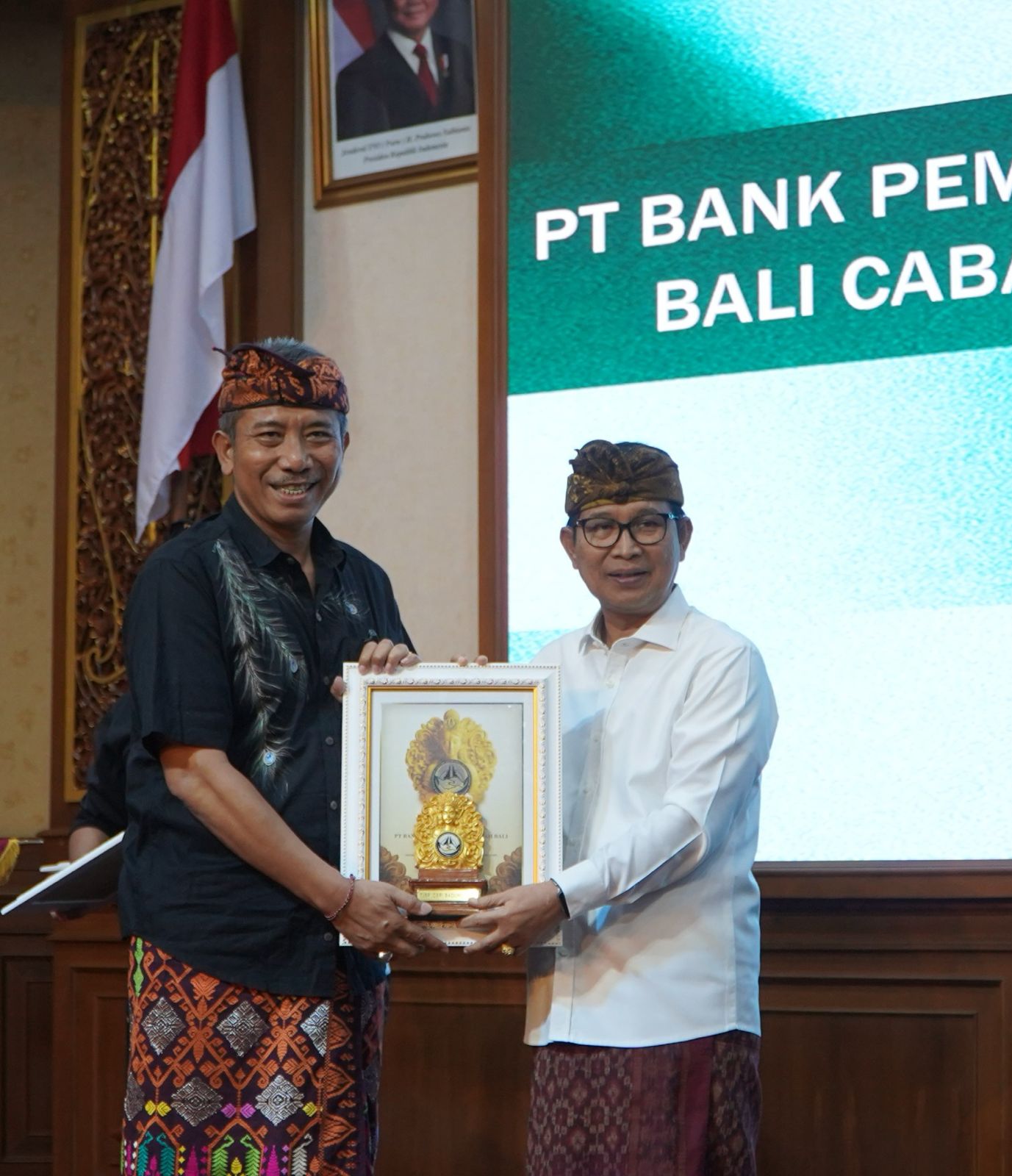 Direktur Operasional Bank BPD Bali Ida Bagus Gede Setia Yasa menerima penghargaan untuk Bank BPD Bali dari Bupati Badung I Wayan Adi Arnawa (11/12/2025).