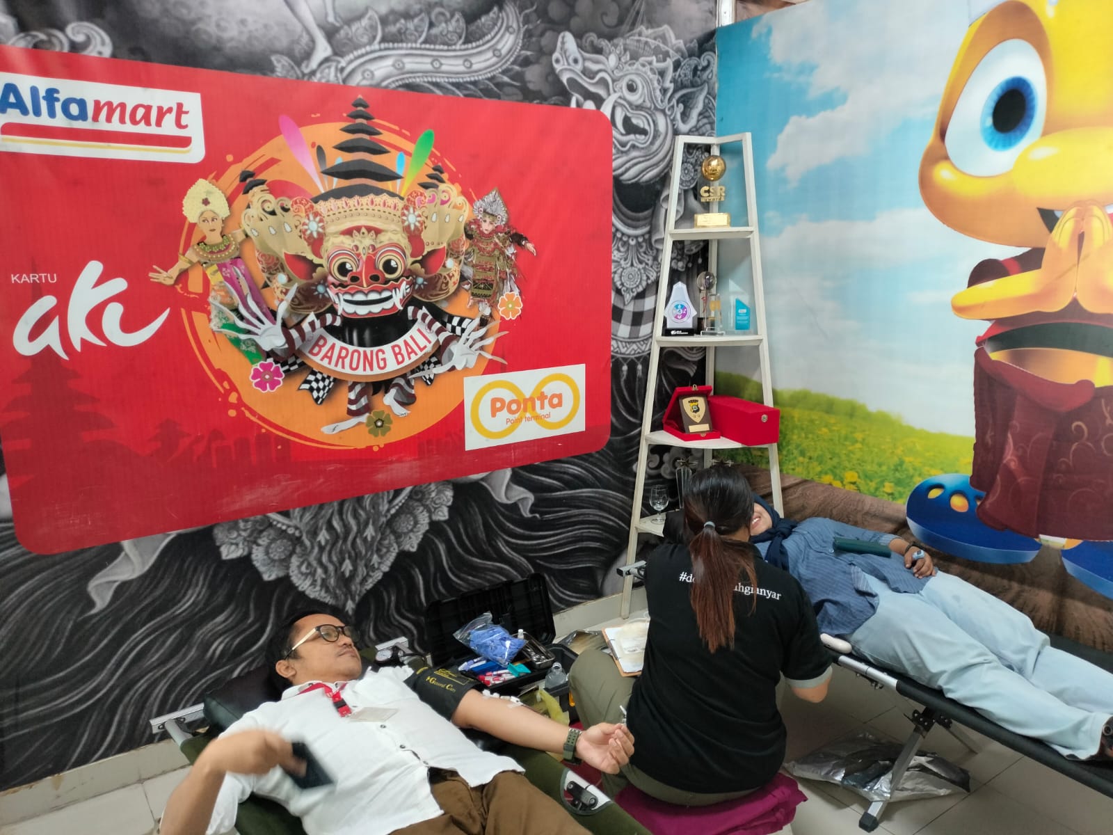 Alfamart bekerjasama dengan PMI Kabupaten Gianyar menggelar donor darah yang diikuti karyawan di Kantor Cabang Alfamart Branch Bali.
