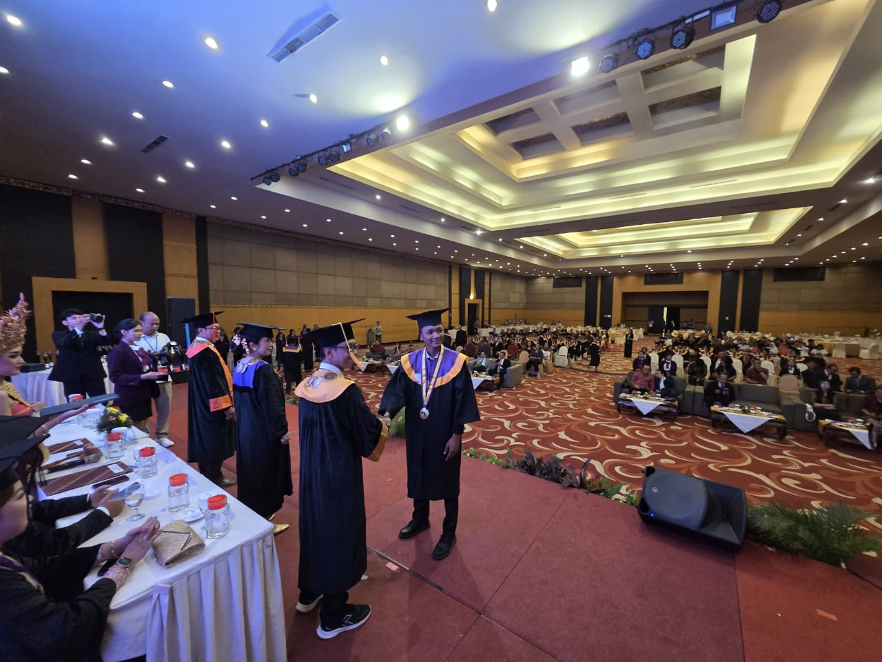 Suasana Wisuda XXIV Politeknik Nasional Denpasar di Hotel Aston, Gatsu, Denpasar, Sabtu (13/12/2025). (Marsellus Pampur/Radar Bali)