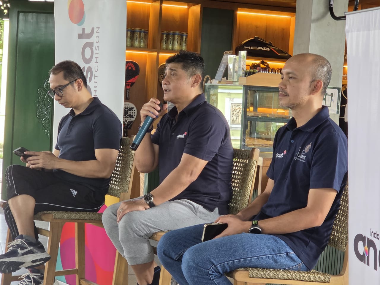 Dari kiri, Fahd Yudhanegoro, EVP - Head of Circle Java Indosat Ooredoo Hutchison, Julandi George F, SVP - Head of Region Bali Nusra dan Mardiono Eko P, AVP - Head of Technology Region Bali Nusra.