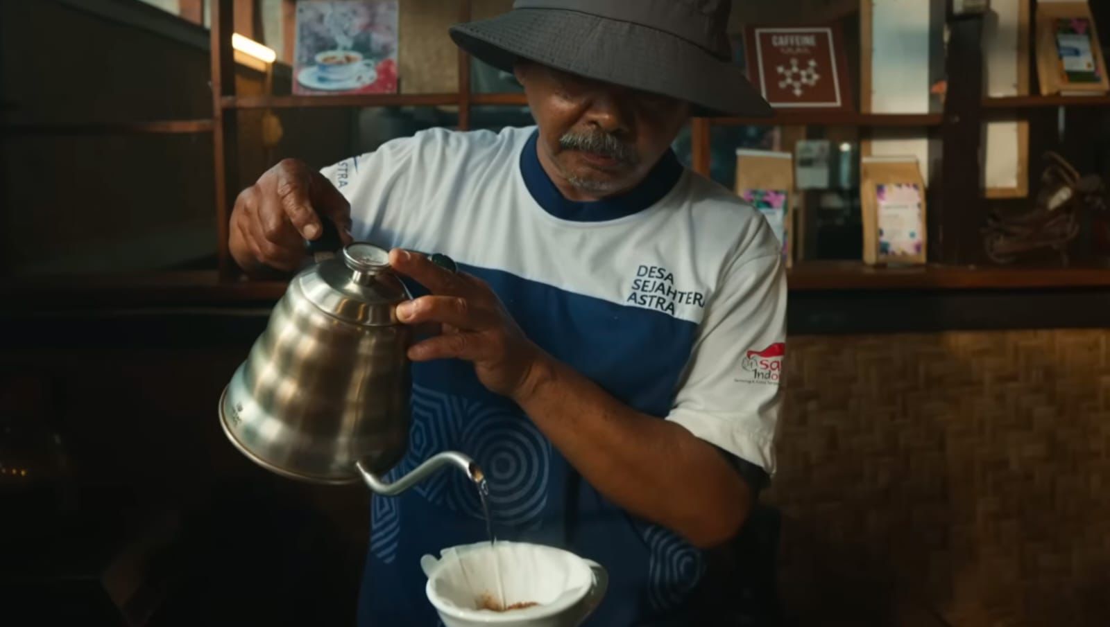 Pelatihan teknik penyeduhan kopi yang baik, membantu petani Desa Sejahtera Astra Cikajang memahami standar kualitas dan cita rasa kopi arabika yang siap dipasarkan.