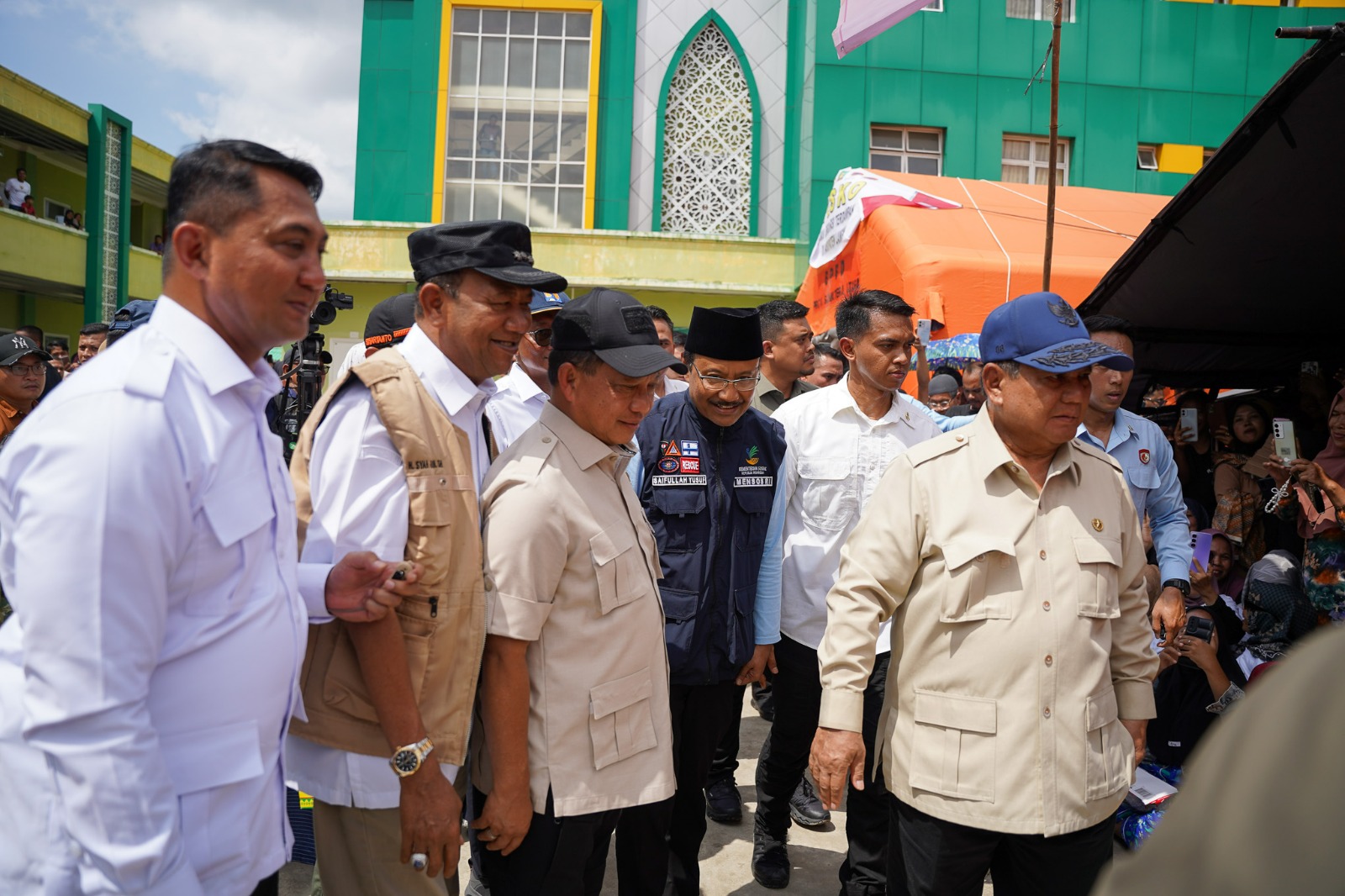 Presiden Prabowo Subianto didampingi Mendagri Tito Karnavian saat cek dampak banjir di Langkat Sumatera