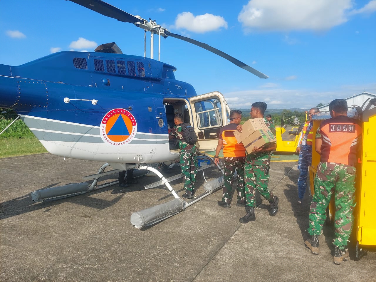 Helikopter PK-FBI mengirimkan obat-obatan, bahan pangan, dan perlengkapan medis ke titik-titik yang membutuhkan pasokan segera.