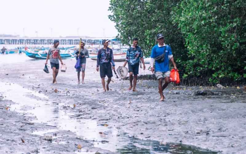 MENGAJAK NELAYAN : Berkolaborasi dengan nelayan jagat habitat hutan mangrove. (Foto-foto: Yayasan Bendega Alam Lestari untuk Radar Bali)