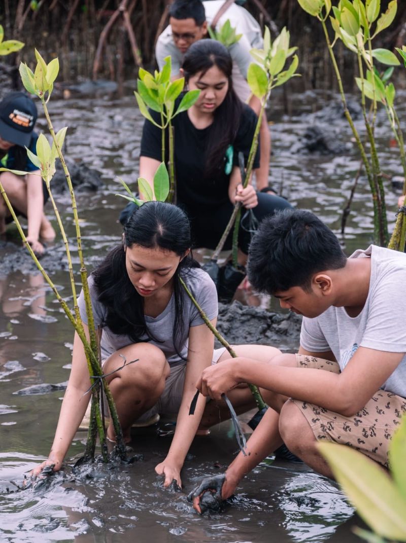 MENGAJAK WARGA : Libatkam  masyarakat untuk menanam dan mengedukasi tentang pentingnya menjaga hutan mangrove. (Foto-foto: Yayasan Bendega Alam Lestari untuk Radar Bali)