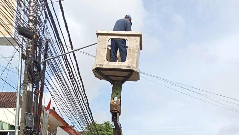 GANTI LAMPU YANG MATI : Penggantian lampu penerang jalan di Kawasan Gilimanuk. (M.Basir/Radar Bali)