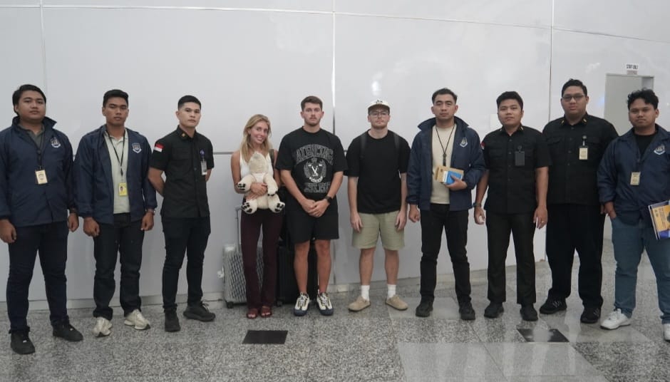 LOLOS DAN DIUSIR: Tim Imigrasi mengawal para WNA hingga Terminal Keberangkatan I Gusti Ngurah Rai.