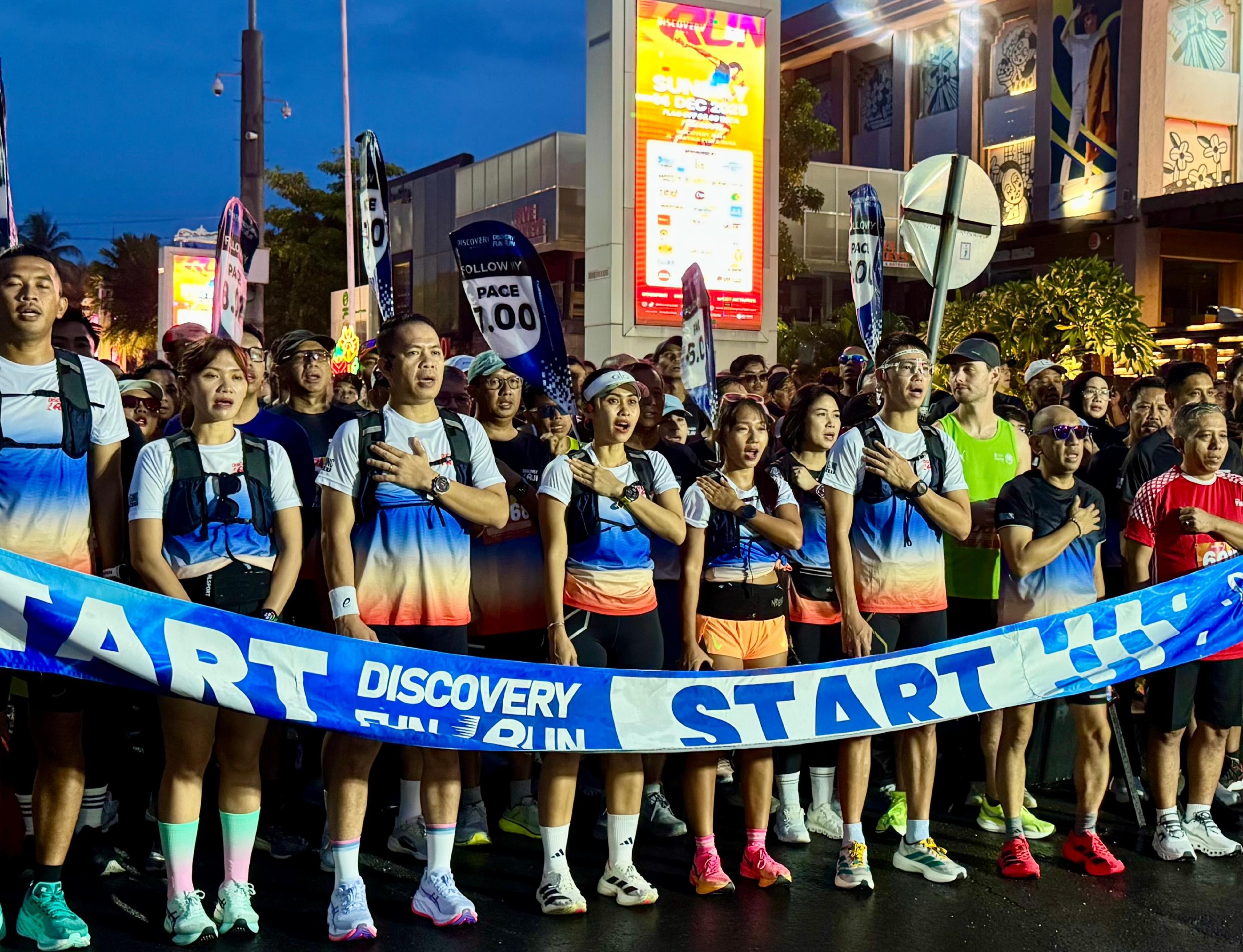 START: Peserta Discovery Run 2025 menyanyikan lagu Indonesia Raya sebelum flag off.