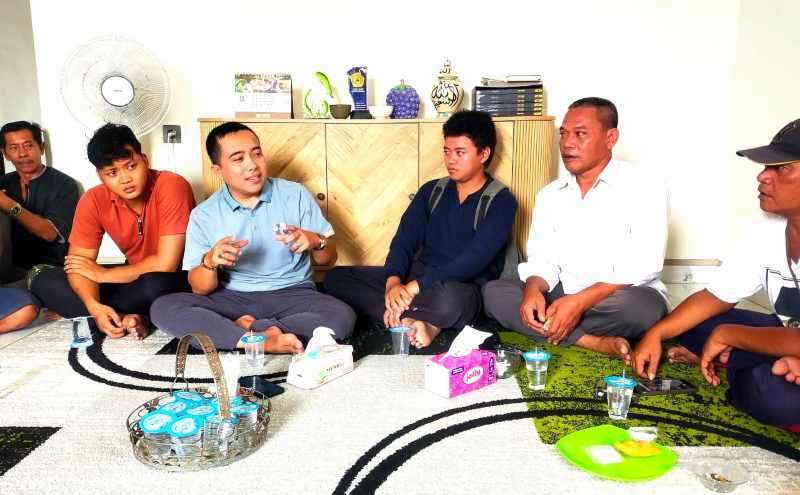 CURHAT KE WAKIL RAKYAT : Anggota DPRD Jembrana Muhammad Yunus (tengah baju biru), saat menerima kedatangan para pedagang kaki lima. (foto.dok M.Yunus)