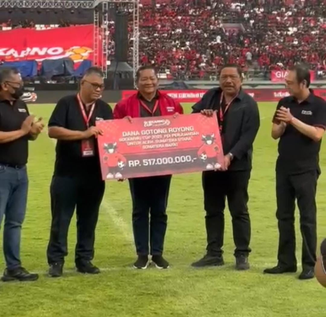 DPP PDI Perjuangan menyerahkan dana bantuan gotong royong bagi korban bencana di Sumatera Barat, Sumatera Utara dan Aceh yang dihimpun selama Liga Kampung Soekarno Cup di Bali, 5-13 Desember 2025.