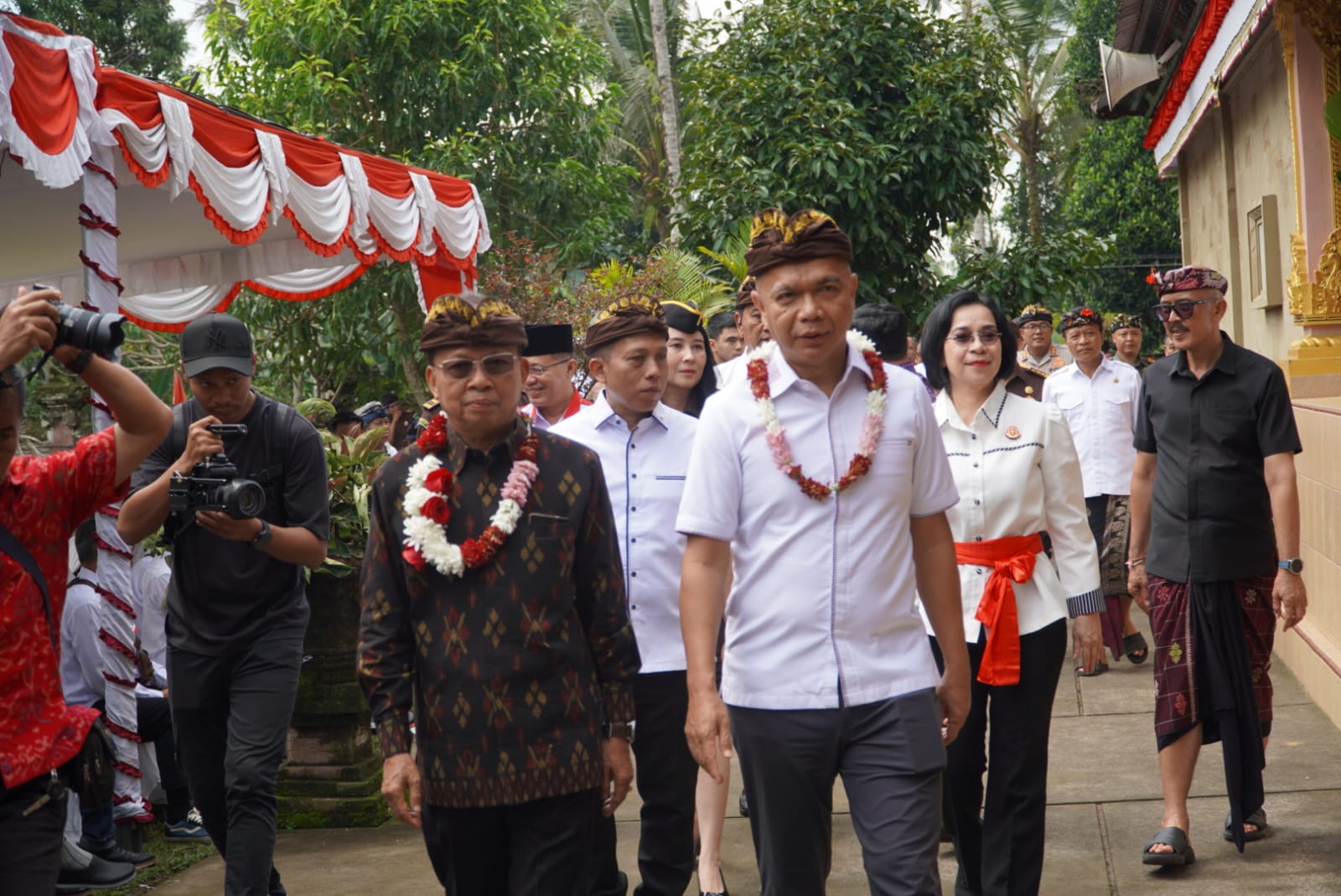 JAGA DESA: Jaksa Agung Muda Bidang Intelijen (Jamintel) Kejaksaan Agung RI, Reda Manthovani didampingi Gubernur Bali Wayan Koster (kiri) di Desa Penglipuran, Sabtu (13/12/2025).
