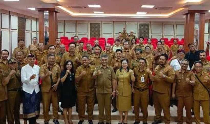 SATUKAN VISI: Jajaran Dinas PMD Gianyar usai membahas masalah sampah Berbasis sumber. (foto:Kominfo Gianyar)
