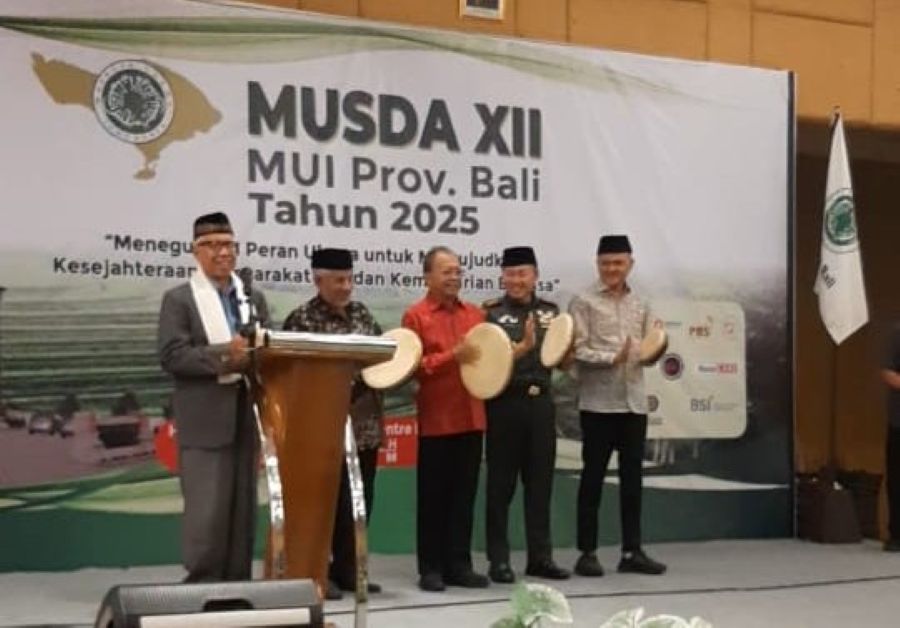 NYAMAN: Gubernur Bali Wayan Koster (baju merah) dan Pangdam IX Udayana Mayjen Piek Budyakto dan tamu VIP lainnya menabuh rebana pertanda Musda XII MUI Bali dimulai, Ahad 14 Desember 2025.
