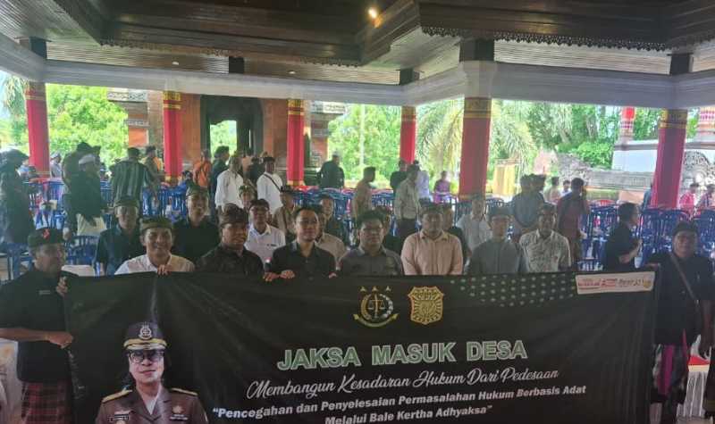SATUKAN VISI CEGAH KONFLIK: Para kepala desa, bendesa hingga klian se-Gianyar mendapat pengarahan oleh jaksa di Balai Budaya.(foto:dok.Kejari Gianyar)