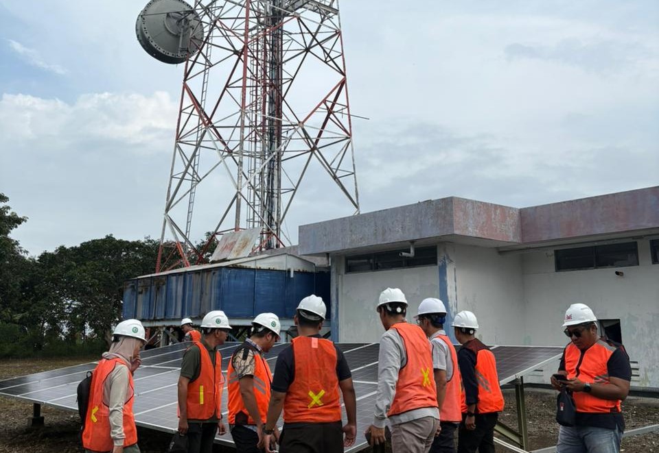 LAYANAN ANJLOK: Salah satu titi tower layanan seluler yang dibongkar oleh Pemkab Badung
