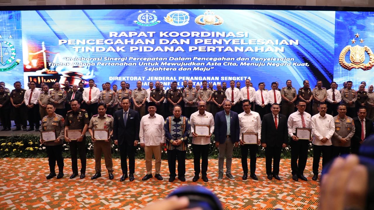 Menteri Nusron Wahid pada Rapat Koordinasi Pencegahan dan Penyelesaian Tindak Pidana Pertanahan, di Jakarta, Rabu (03/12/2025).