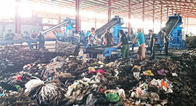 SIAP MENGOLAH BELASAN TON PER HARI : Tempat Pengolahan Sampah Terpadu (TPST) Kesiman Kertalangu.(Adrian Suwanto/Radar Bali)