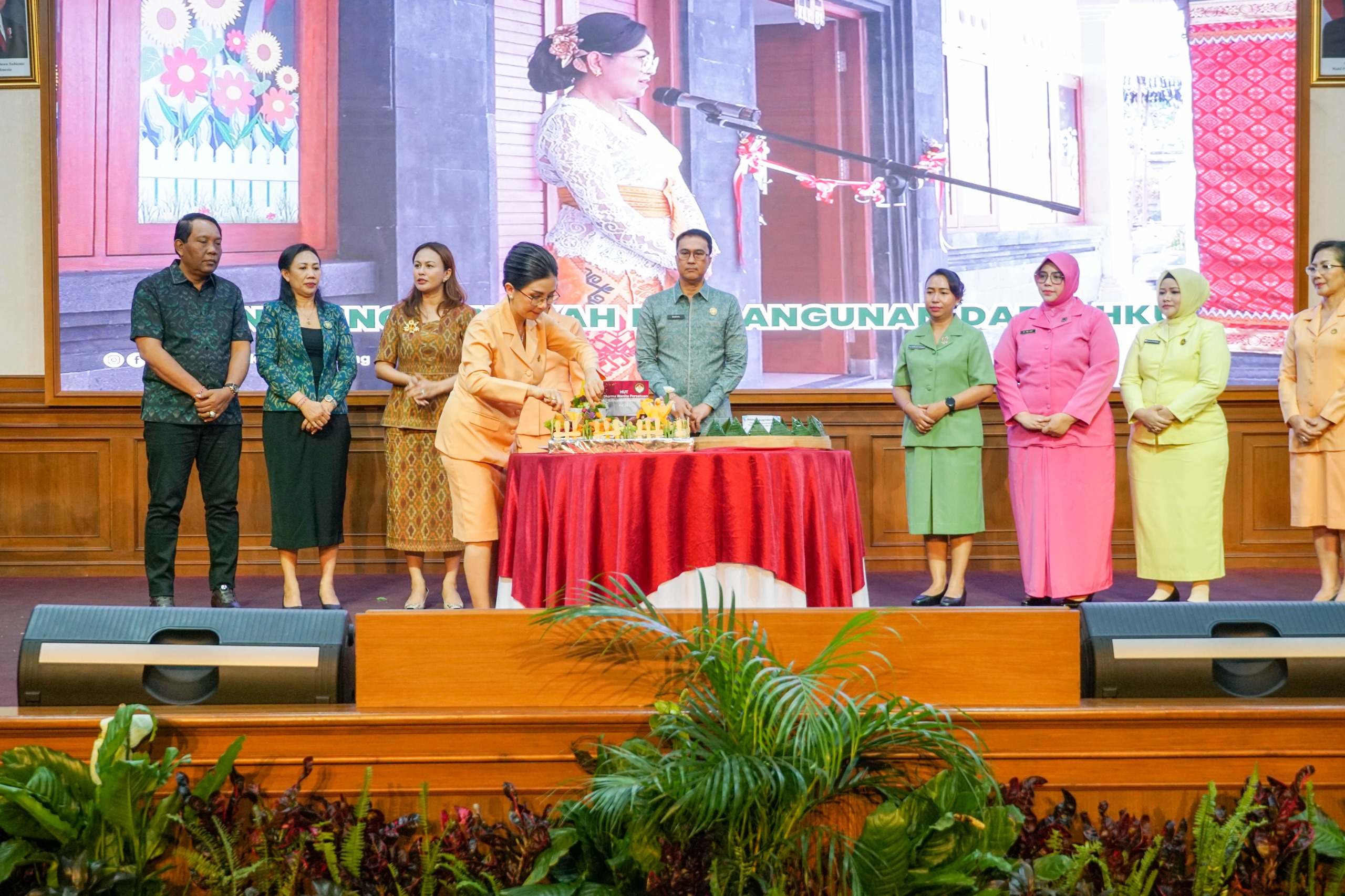 Sekda Badung IB. Surya Suamba dan Ketua DWP Badung Nyonya Oliviana Surya Suamba saat menghadiri Perayaan HUT. Ke-26 DWP di Kabupaten Badung di Ruang Kertha Gosana, Puspem Badung, Jumat (12/12).