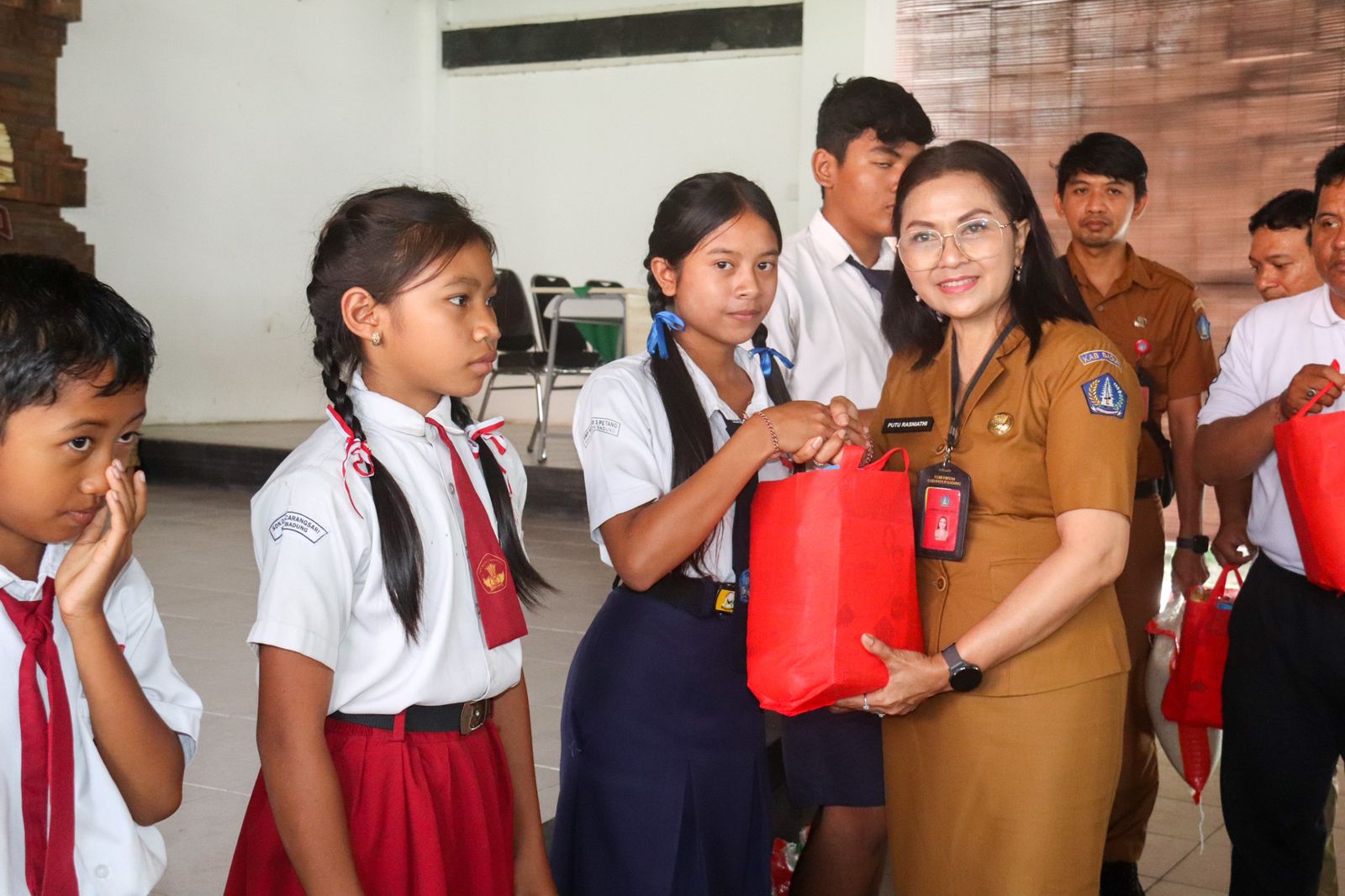 Ketua K3S Kabupaten Badung Nyonya Rasniathi Adi Arnawa di SMP Negeri 5 Abiansemal, Kecamatan Abiansemal, Senin (15/12).