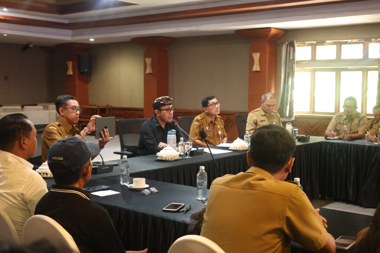Wali Kota Denpasar I Gusti Ngurah Jaya Negara saat memimpin rapat bersama Perbekel dan Lurah se-Kota Denpasar, di Gedung Sewaka Dharma, Senin (15/12).