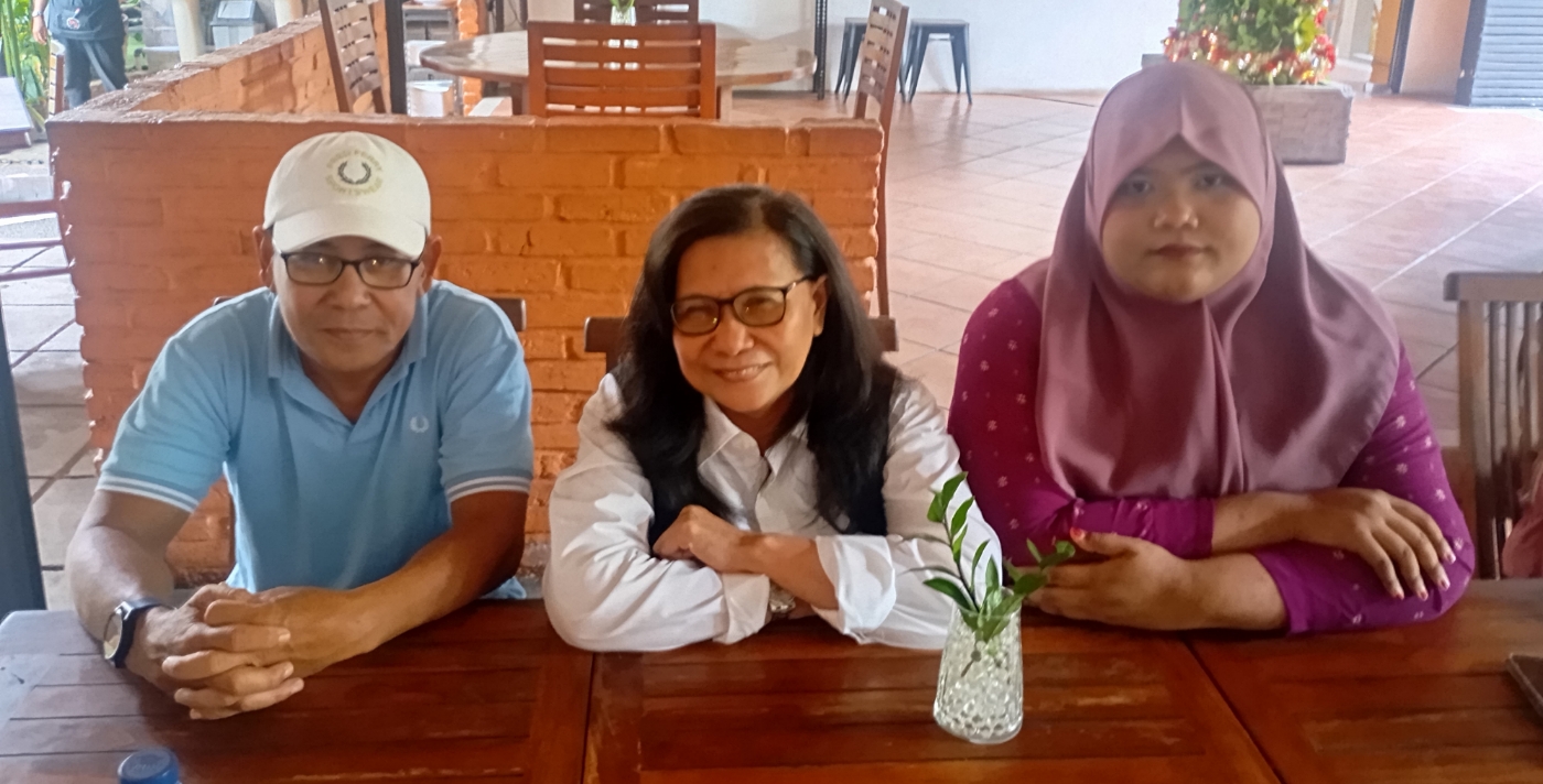 AMANKAN HAK: Siti Sapurah alias Ipung (tengah) di Denpasar, Senin (15/12/2025). (Rosihan Anwar/Radar Bali)