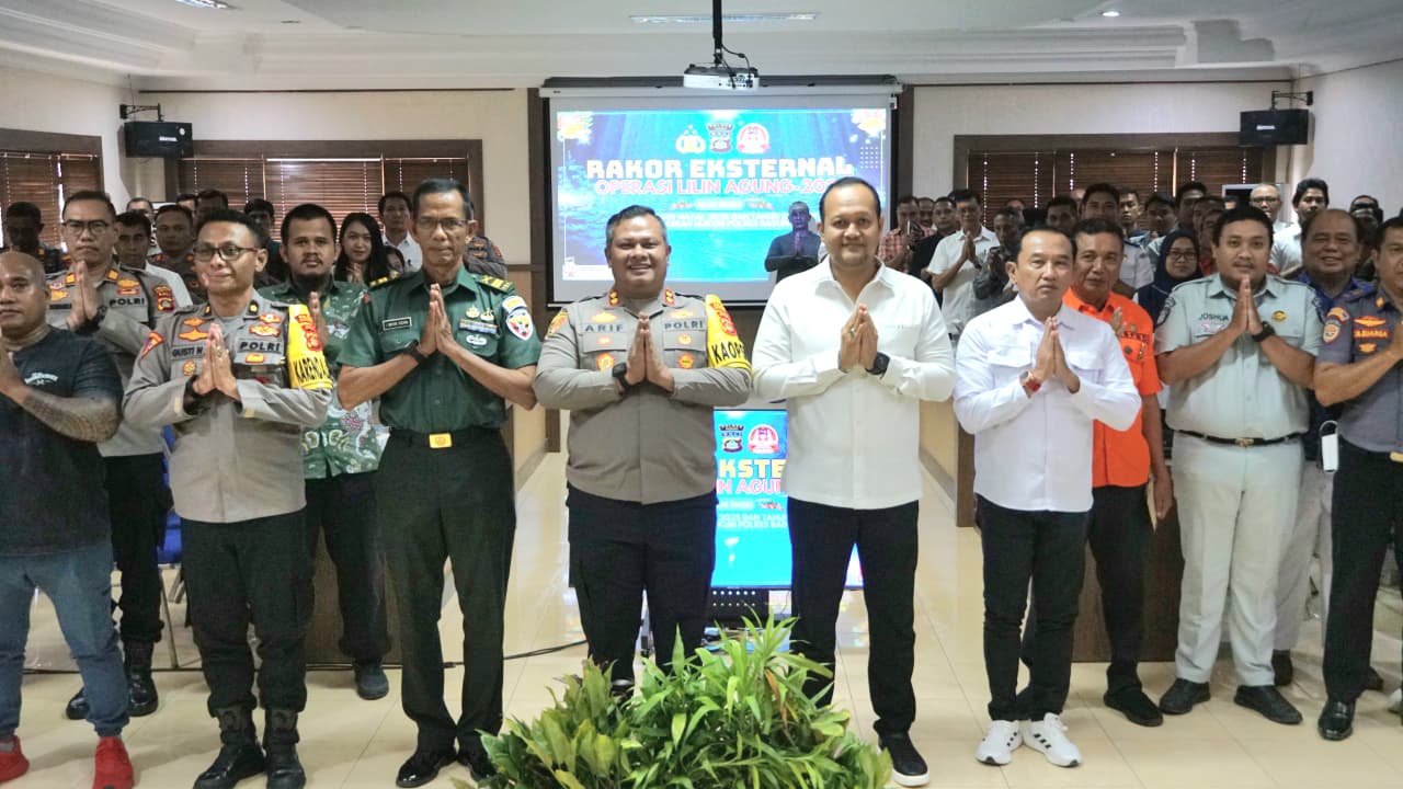 Wakil Bupati Badung I Bagus Alit Sucipta (4 dari kanan) saat hadiri Rapat Koordinasi Eksternal Operasi Lilin Agung 2025 di Aula Polres Badung, Rabu (10/12).