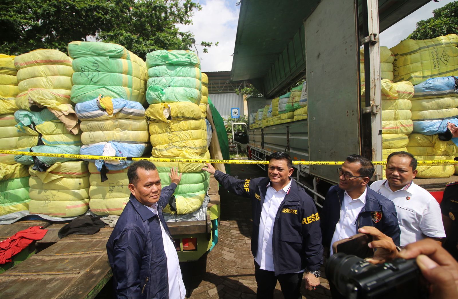TPPU: Dirtipideksus Bareskrim Polri Ade Safri Simanjuntak (dua dari kiri) dan sejumlah pejabat beber barang bukti pakain bekas impor dalam kasus tindak pidana perdagangan dan pencucian uang, (15/12)